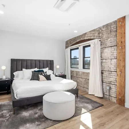 King Suite With Walking Distance To Night Life